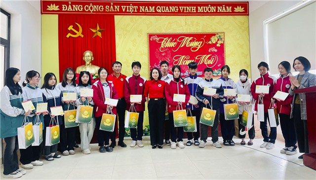 Trao quà 25 suất quà Tết cho học sinh vượt khó, hiếu học