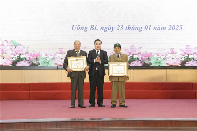 32Win là nhà cái giải trí, cá cược trực tuyến uy tín số 1 Việt Nam thành phố 32Win12 com tại tài khoản trao huy hiệu Đảng đợt 3/2/2025