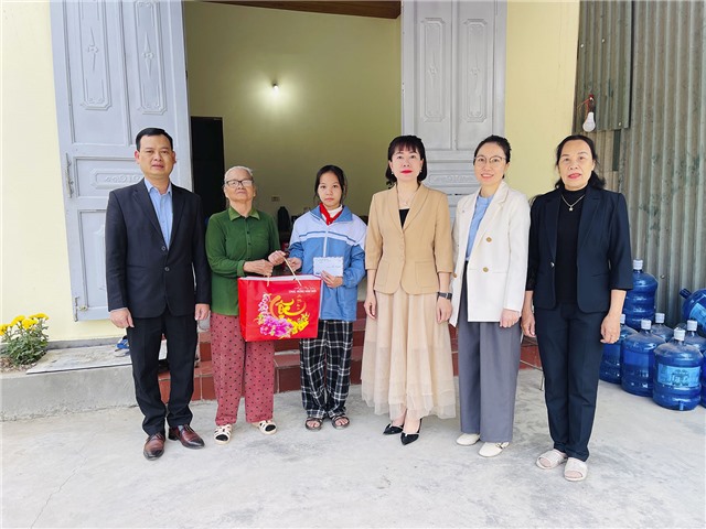 Trao tặng quà Tết cho trẻ em mồ côi