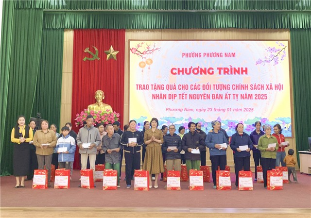 Phường Phương Nam trao quà Tết cho các đối tượng chính sách xã hội nhân dịp Tết Nguyên đán Ất Tỵ năm 2025