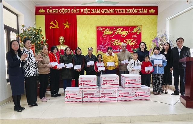 Hội LHPN thành phố trao tặng 120 suất quà trong chương trình Tết nhân ái