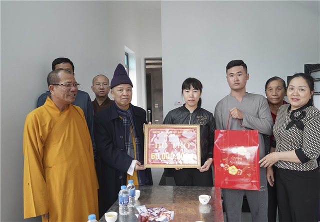 Ban trị sự Giáo hội Phật giáo Việt Nam tỉnh Quảng Ninh: trao hỗ trợ xây nhà ở cho hộ có hoàn cảnh khó khăn phường Phương Đông