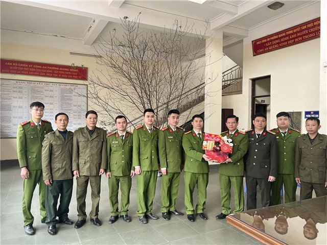 Công an thành phố 32Win12 com tại tài khoản tổ chức tặng quà các gia đình chính sách, người có công với cách mạng và cán bộ, chiến sĩ công an các phường, xã