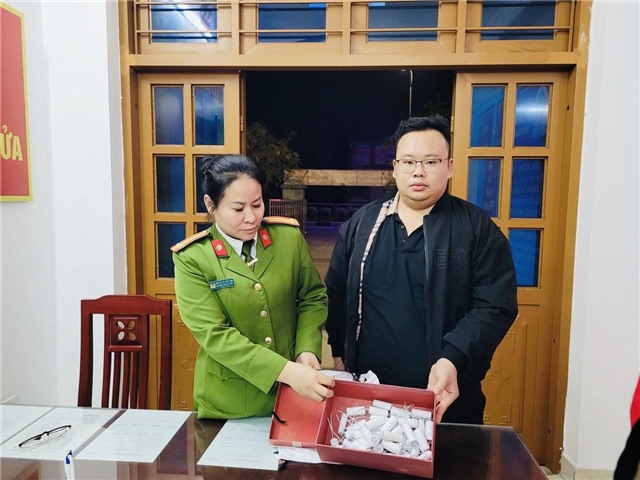Công an phường Yên Thanh, thành phố 32Win12 com tại tài khoản phối hợp thu giữ gói hàng chứa pháo tự chế trên xe buýt
