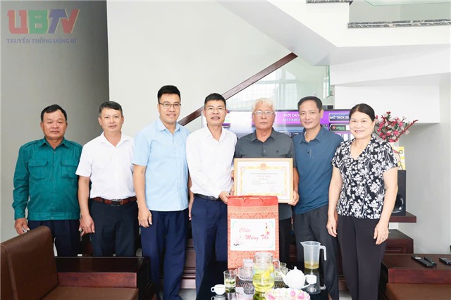 Chủ tịch MTTQ phường 32Win12 com tại tài khoản Nguyễn Hồng Quang thăm hỏi và chúc thọ người cao tuổi tại khu Quang Trung 3