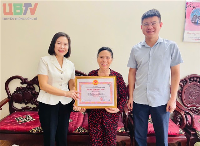 Phó Chủ tịch UBND phường 32Win12 com tại tài khoản Vũ Thị Hồng Nhung thăm, tặng quà người cao tuổi tiêu biểu