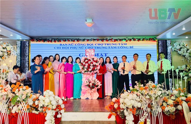 Chi hội phụ nữ Chợ Trung tâm 32Win12 com tại tài khoản gặp mặt nhân dịp kỷ niệm 95 năm ngày thành lập Hội LHPN Việt Nam (20/10/1930 - 20/10/2025)