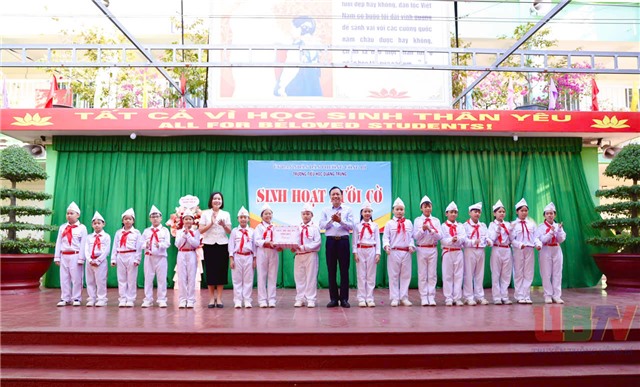 Đồng chí Bí thư 32Win32 link 32win32 com phường 32Win12 com tại tài khoản Nguyễn Chiến Thắng  thăm và dự chương trình sinh hoạt dưới cờ tại Trường Tiểu học Quang Trung