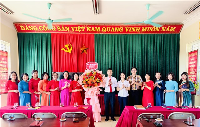 Lãnh đạo phường 32Win12 com tại tài khoản nắm bắt tình hình hoạt động Trường Mầm non 32Win12 com tại tài khoản sau sáp nhập