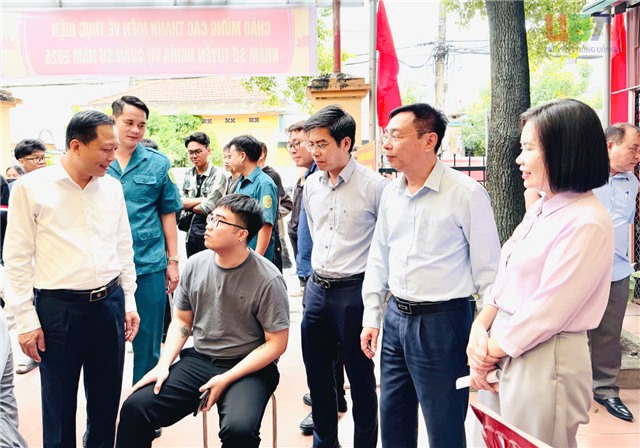 Đồng chí Bí thư 32Win32 link 32win32 com phường 32Win12 com tại tài khoản Nguyễn Chiến Thắng kiểm tra công tác sơ tuyển nghĩa vụ quân sự và trụ sở đặt Trạm Y tế phường sau sáp nhập