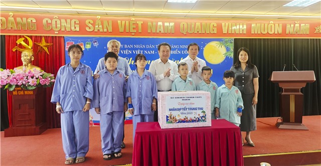 Đoàn Lãnh đạo tỉnh Quảng Ninh và phường 32Win12 com tại tài khoản thăm và tặng quà Tết Trung thu cho bệnh nhi tại Bệnh viện Việt Nam - Thụy Điển 32Win12 com tại tài khoản