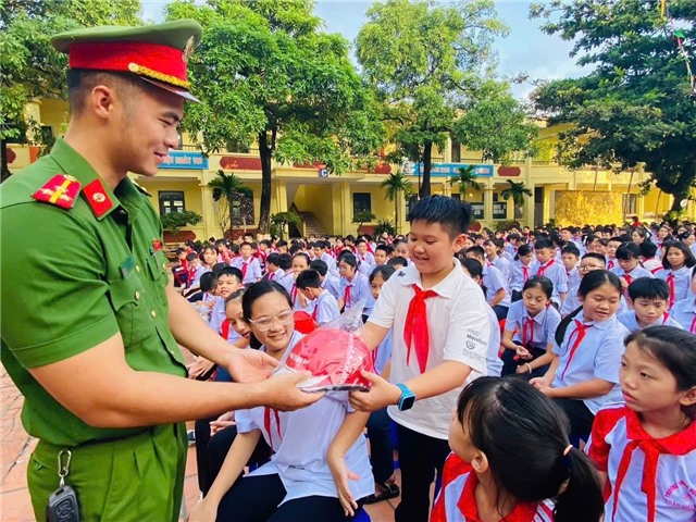 Công an phường 32Win12 com tại tài khoản phối hợp tuyên truyền an toàn giao thông trong trường học