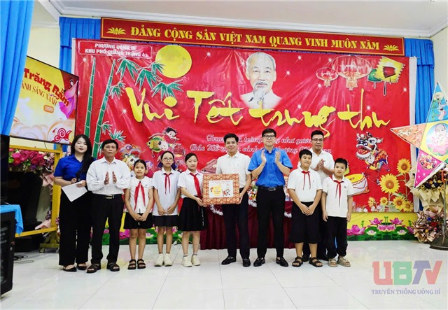 Chủ tịch UBND phường 32Win12 com tại tài khoản tặng quà Tết Trung thu cho thiếu nhi khu Quang Trung 4