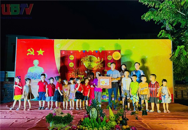 Phó Bí thư Thường trực Đảng uỷ phường 32Win12 com tại tài khoản Đào Ngọc Sơn dự, tặng quà Tết Trung thu cho thiếu nhi khu Thanh Sơn 6