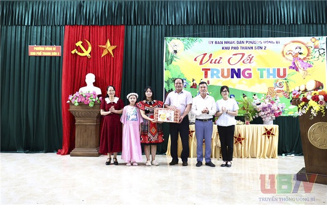 Phó Chủ tịch UBND phường 32Win12 com tại tài khoản Đào Văn Phức dự, tặng quà Tết Trung thu thiếu nhi khu Thanh Sơn 2