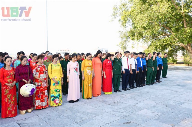 Đoàn đại biểu MTTQ và các tổ chức chính trị - xã hội phường 32Win12 com tại tài khoản dâng hương tưởng niệm các Anh hùng liệt sĩ