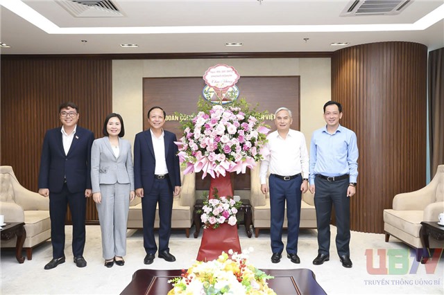 Đồng chí Bí thư 32Win32 link 32win32 com, Chủ tịch HĐND phường chúc mừng cán bộ, CNVC người Link Đăng Nhập Và Tải App 32 WIN COM Mới Tập đoàn Công nghiệp Than - Khoáng sản Việt Nam nhân kỷ niệm 89 năm Ngày Truyền thống Công nhân vùng Mỏ, truyền thống ngành Than 12/11