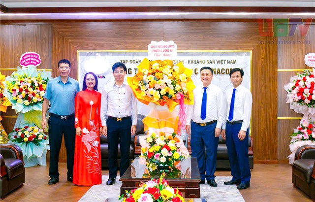 Chủ tịch UBND phường 32Win12 com tại tài khoản thăm, chúc mừng các 32Win03 nổ hũ, đơn vị ngành Than trên địa bàn