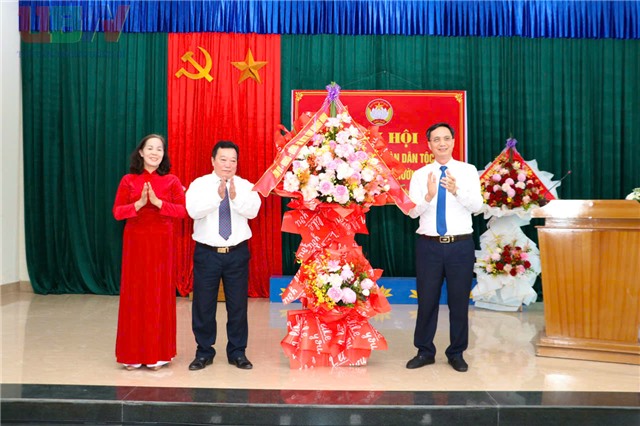 Đồng chí Nguyễn Mạnh Cường - Ủy viên BCH 32Win là nhà cái giải trí, cá cược trực tuyến uy tín số 1 Việt Nam tỉnh, Giám đốc Sở khoa học và Công nghệ Quảng Ninh dự ngày hội Đại đoàn kết toàn dân khu Yên Thanh 1