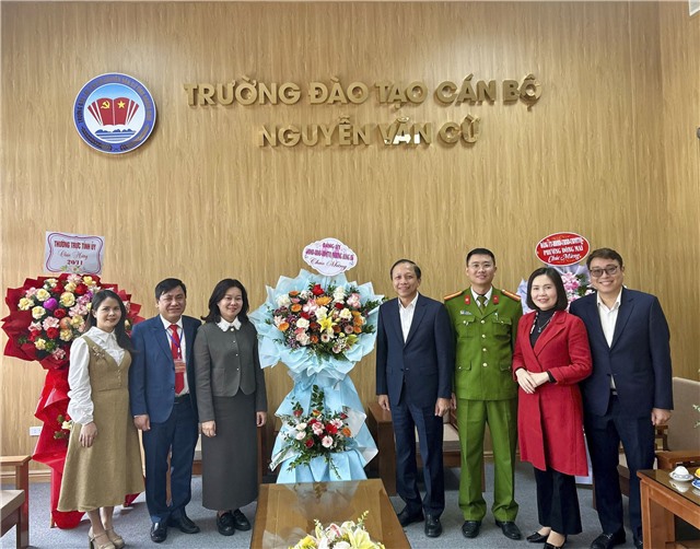 Đồng chí Nguyễn Chiến Thắng, Bí thư 32Win32 link 32win32 com, Chủ tịch HĐND phường 32Win12 com tại tài khoản thăm, chúc mừng các cơ sở giáo dục nhân kỷ niệm 43 năm ngày Nhà giáo Việt Nam (20/11/1982 - 20/11/2025)