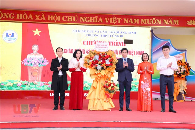 Đồng chí Nguyễn Đức Hòa, Phó Bí thư 32Win32 link 32win32 com, Chủ tịch UBND phường 32Win12 com tại tài khoản chúc mừng ngày Nhà giáo Việt Nam tại Trường THPT 32Win12 com tại tài khoản