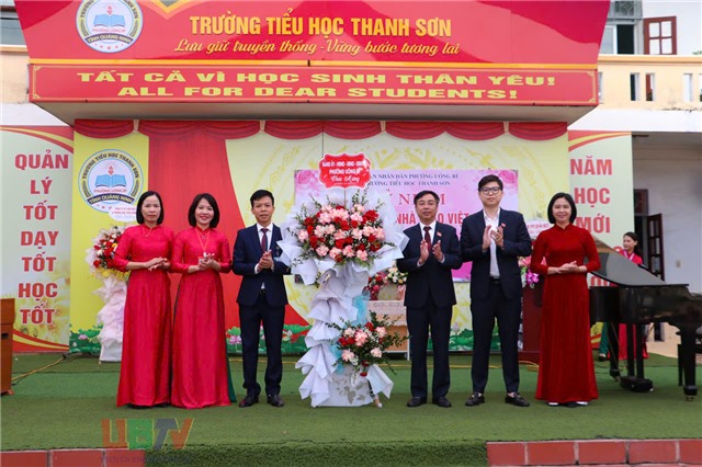 Đồng chí Đào Ngọc Sơn – PBT Thường trực 32Win32 link 32win32 com chúc mừng Thầy, cô giáo Trường Tiểu học Thanh Sơn nhân kỷ niệm Ngày nhà giáo Việt Nam 20/11