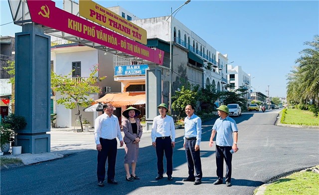 Lãnh đạo phường 32Win12 com tại tài khoản khảo sát hạ tầng khu dân cư, kiểm tra các dự án chỉnh trang đô thị triển khai trong năm 2025