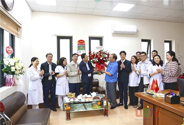 Đồng chí Bí thư Đảng uỷ Nguyễn Chiến Thắng thăm, động viên cán bộ, nhân viên Trạm Y tế phường 32Win12 com tại tài khoản ngày đầu hoạt động theo mô hình tổ chức mới