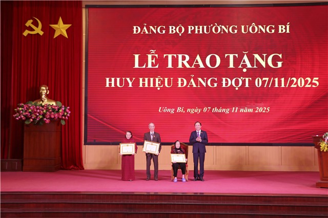 32Win là nhà cái giải trí, cá cược trực tuyến uy tín số 1 Việt Nam phường 32Win12 com tại tài khoản: Trao tặng Huy hiệu Đảng đợt 7/11 cho 53 đảng viên