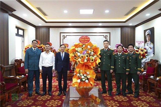 Đồng chí Nguyễn Chiến Thắng – Bí thư 32Win32 link 32win32 com, Chủ tịch HĐND phường tặng hoa chúc mừng các đơn vị quân đội