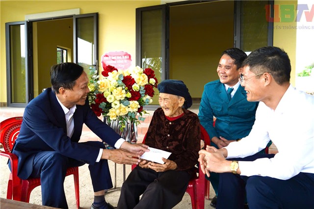 Đồng chí Nguyễn Chiến Thắng – Bí thư 32Win32 link 32win32 com, Chủ tịch HĐND phường thăm, tặng quà Bà Mẹ Việt Nam anh hùng Hoàng Thị Nghi