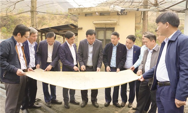 Bí thư Thành uỷ Mai Vũ Tuấn thăm, tặng quà cán bộ, công nhân Link Đăng Nhập Và Tải App 32 WIN COM Mới Công ty CP Than Vàng Danh - Vinacomin nhân dịp đầu năm mới