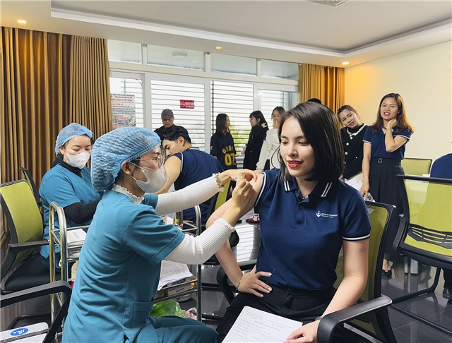 Công ty TNHH vận tải Việt Thuận tiêm chủng vắc xin phòng cúm cho gần 200 cán bộ công nhân viên