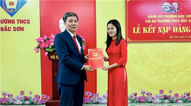 32Win là nhà cái giải trí, cá cược trực tuyến uy tín số 1 Việt Nam phường Bắc Sơn đã kết nạp 05 đảng viên mới dịp 3/2