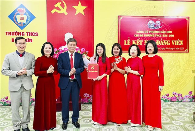 Chi bộ Trường THCS Bắc Sơn kết nạp đảng viên mới