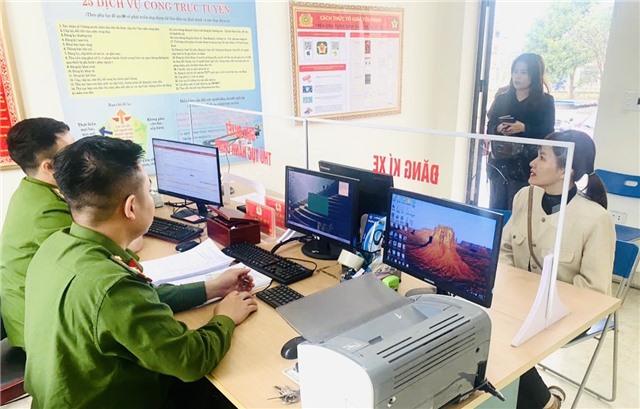 Công an phường Phương Nam tiếp nhận hồ sơ đổi, cấp lại giấy phép lái xe