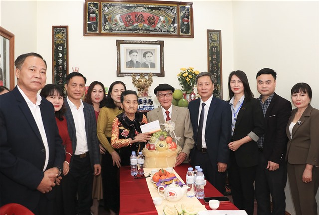 Đồng chí Phó Chủ tịch Thường trực UBND thành phố thăm tặng quà các gia đình tiêu biểu, hạnh phúc nhân ngày Quốc tế Hạnh phúc 20/3