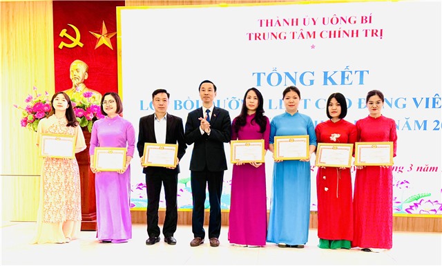 Tổng kết Lớp bồi dưỡng lý luận chính trị cho đảng viên mới và Lớp bồi dưỡng Lịch sử Đảng, khóa 1,2 năm 2025