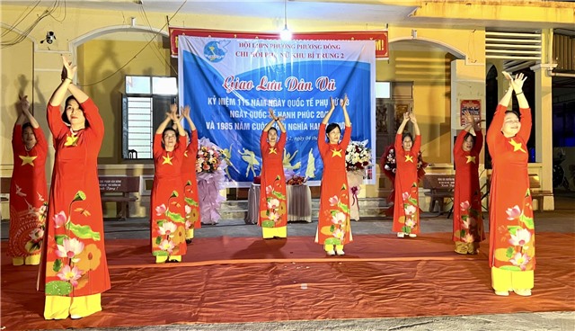 Chi hội phụ nữ khu Bí Trung 2, phường Phương Đông giao lưu dân vũ chào mừng kỷ niệm 115 năm Ngày Quốc tế phụ nữ 