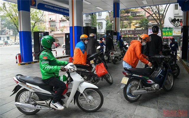 Giá xăng dầu đồng loạt giảm mạnh, giá xăng E5RON92 giảm hơn 1.700 đồng/lít