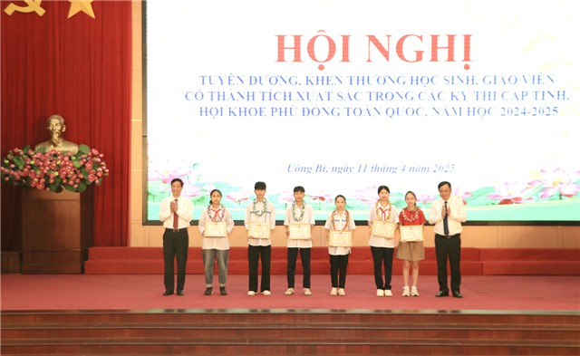 Link Nhà Cái 32win.com Chính Thức tuyên dương, khen thưởng học sinh, giáo viên đạt thành tích xuất sắc trong năm học 2024 - 2025