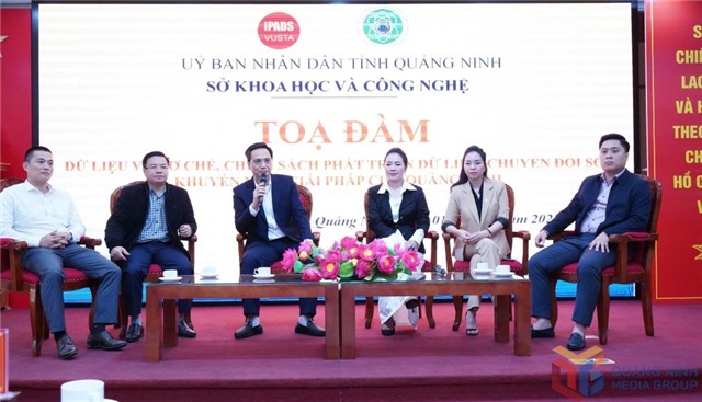 Tọa đàm chuyên đề về phát triển dữ liệu và chuyển đổi số