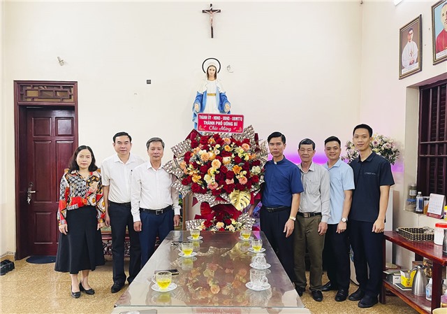 Lãnh đạo Thành phố thăm, tặng quà chúc mừng Lễ Phục sinh năm 2025