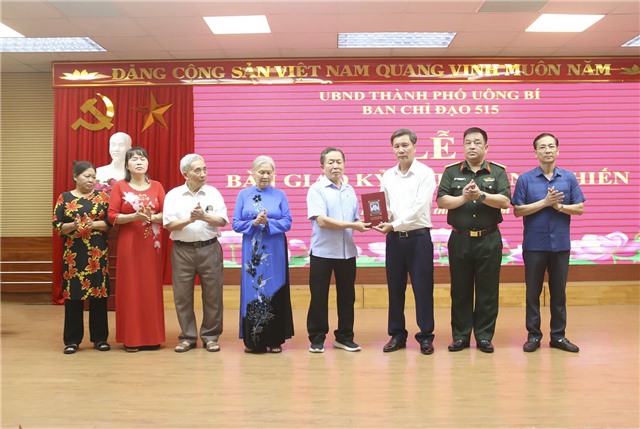 Bàn giao kỷ vật kháng chiến cho gia đình Liệt sĩ Ngô Đức Xuân