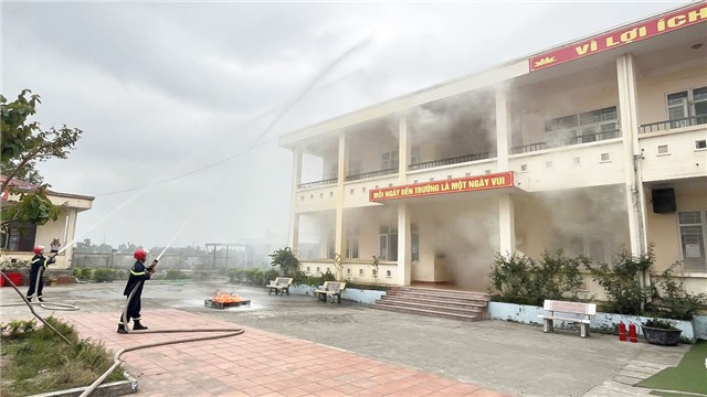 Hội thi “Báo cháy 114” và thực tập phương án chữa cháy và cứu nạn, cứu hộ tại Trường TH và THCS Điền Công