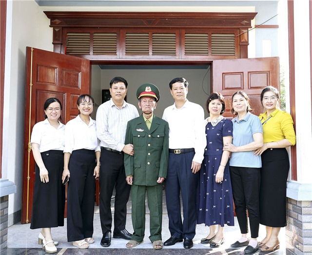 Chủ tịch UBND thành phố thăm, tặng quà chiến sỹ Điện Biên