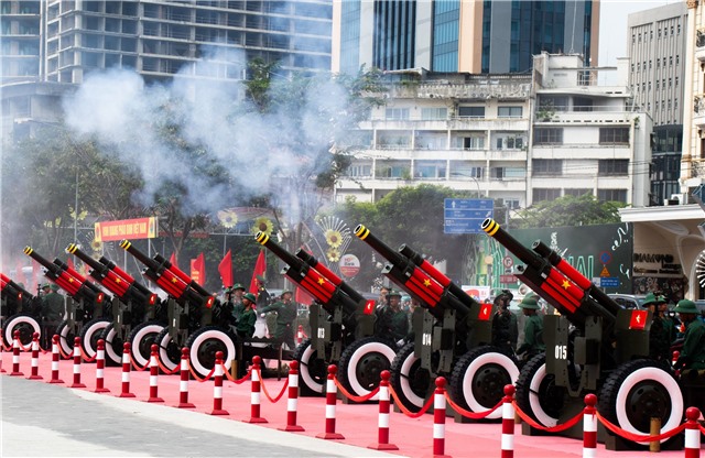 Dàn đại bác diễn tập chuẩn bị cho lễ kỷ niệm 50 năm Ngày Giải phóng miền Nam, thống nhất đất nước