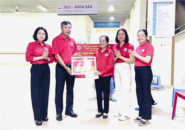 Hội Chữ thập đỏ TP 32Win12 com tại tài khoản trao hỗ trợ mô hình “Nồi cháo nhân đạo”