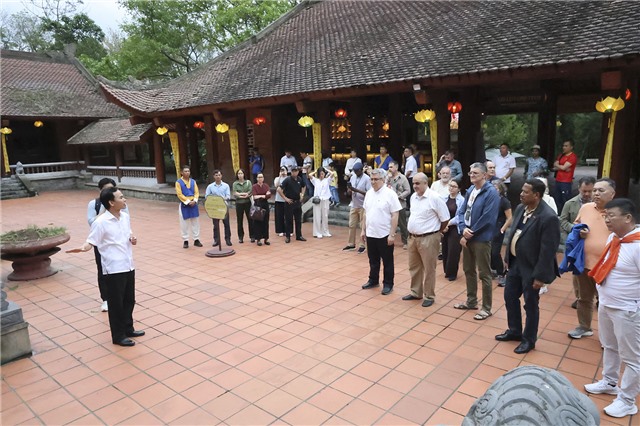 Đoàn ngoại giao quốc tế đến thăm quan, tìm hiểu quần thể danh thắng di tích Yên Tử