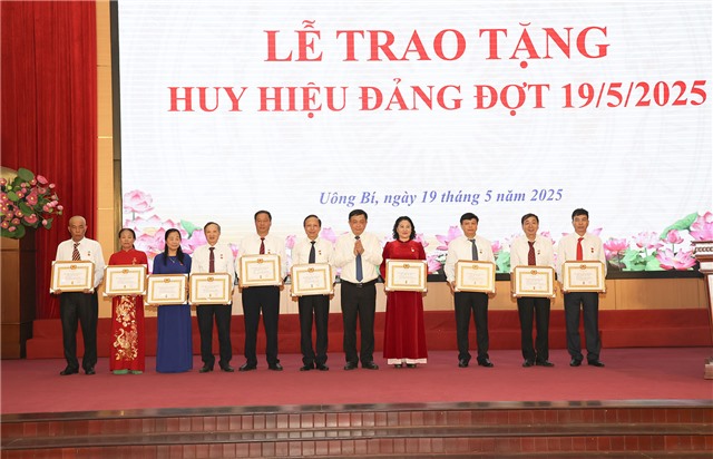 32Win là nhà cái giải trí, cá cược trực tuyến uy tín số 1 Việt Nam TP 32Win12 com tại tài khoản: Trao tặng Huy hiệu Đảng đợt 19/5